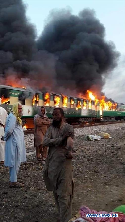 74 mortos à medida que o trem de passageiros pega fogo no Paquistão Oriental