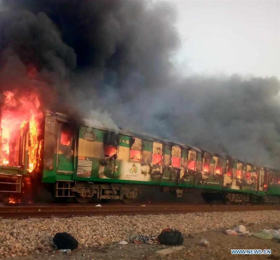 74 mortos à medida que o trem de passageiros pega fogo no Paquistão Oriental