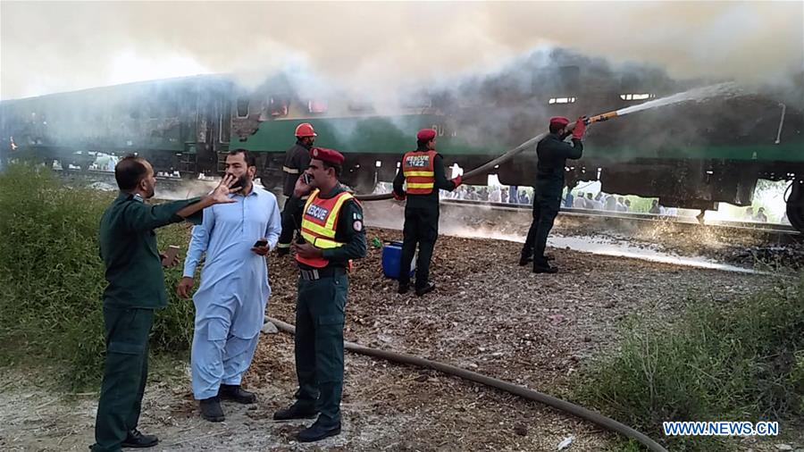 74 mortos à medida que o trem de passageiros pega fogo no Paquistão Oriental