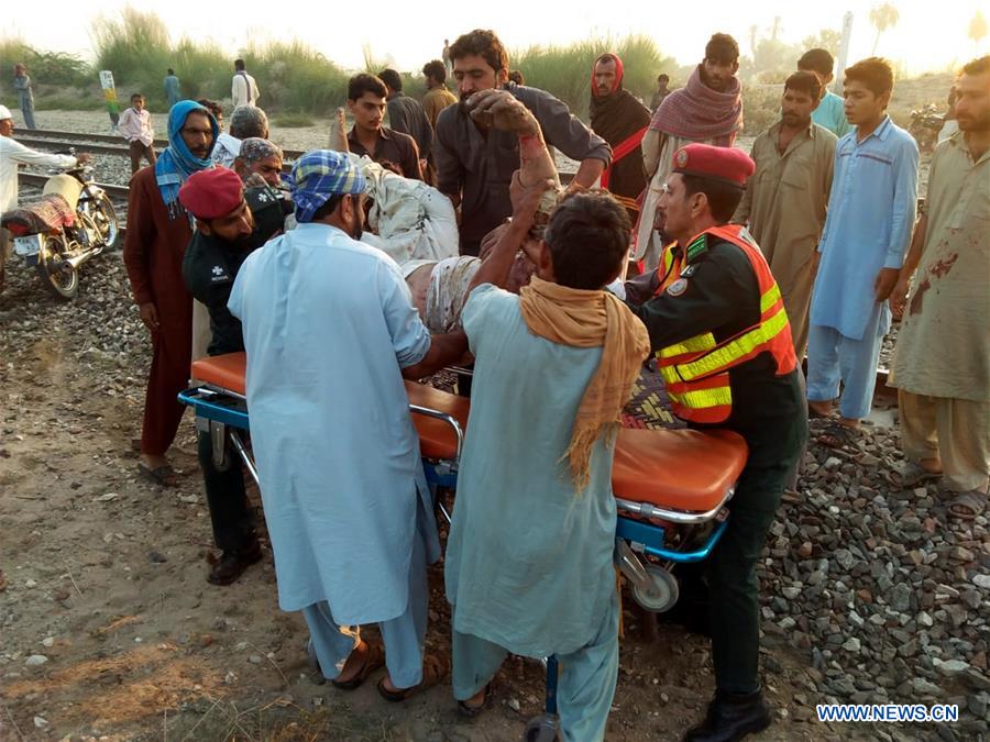 74 mortos à medida que o trem de passageiros pega fogo no Paquistão Oriental