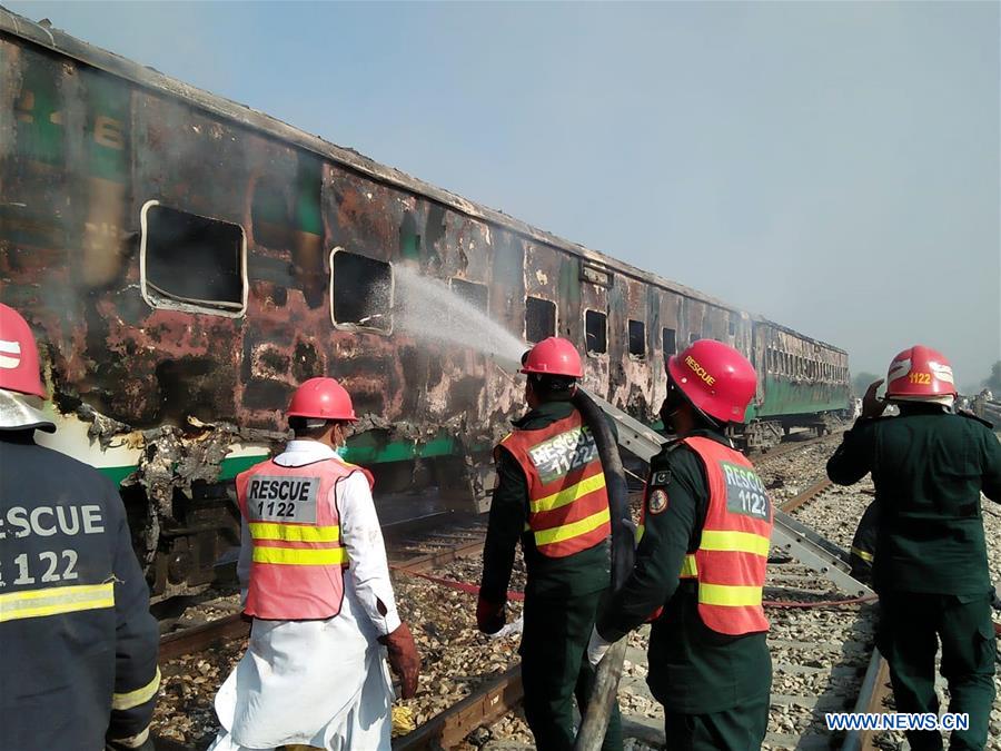 74 mortos à medida que o trem de passageiros pega fogo no Paquistão Oriental