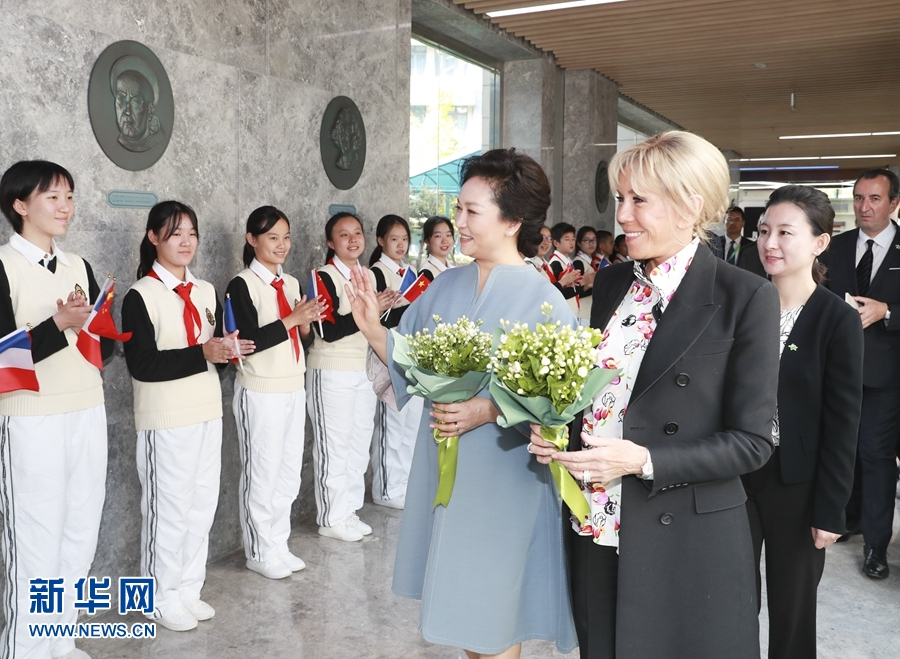 Peng Liyuan e primeira-dama da França visitam escola secundária em Shanghai