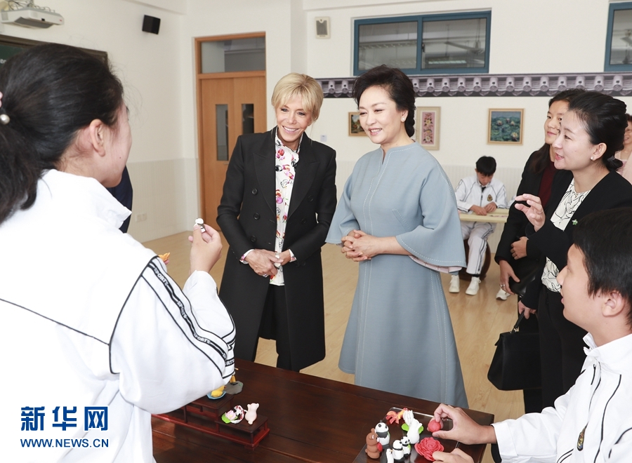 Peng Liyuan e primeira-dama da França visitam escola secundária em Shanghai