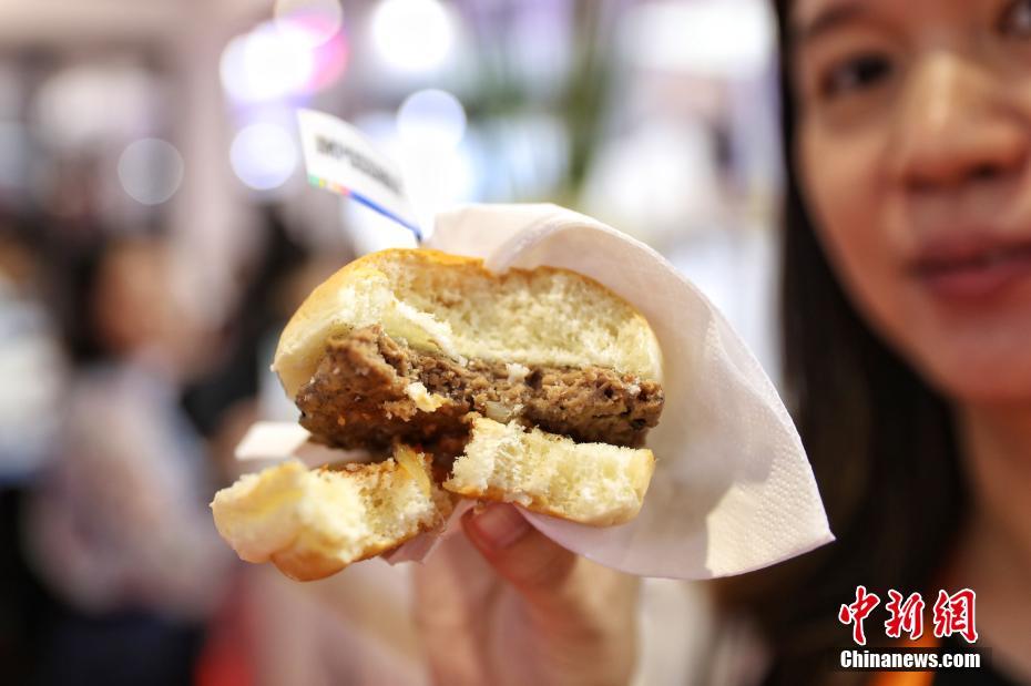 2ª CIIE: Sanduíche de carne artificial atrai visitantes