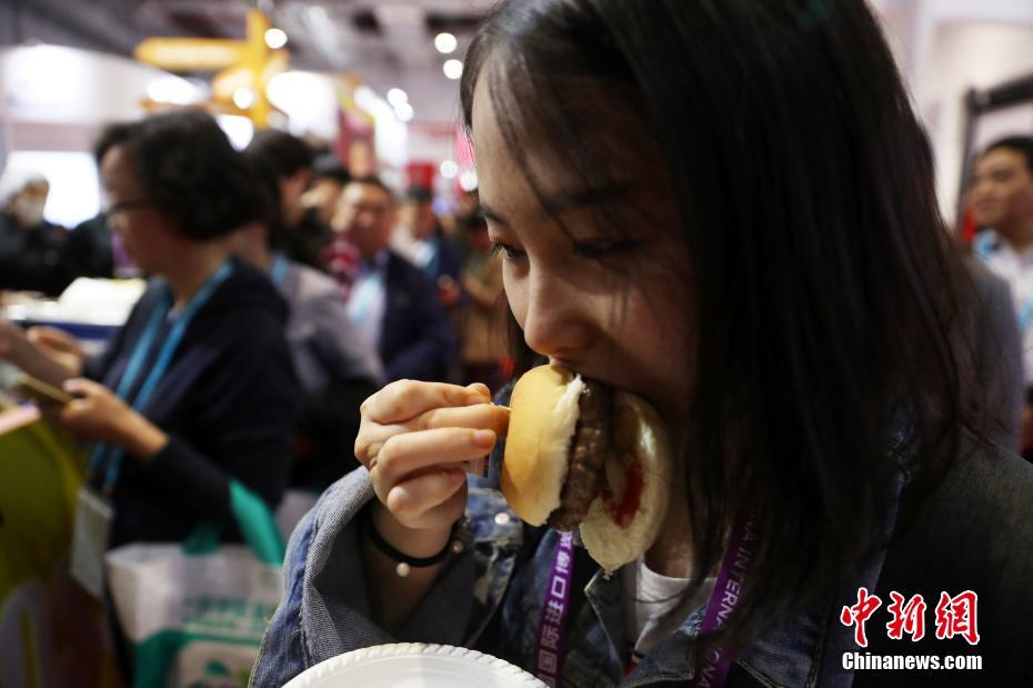 2ª CIIE: Sanduíche de carne artificial atrai visitantes