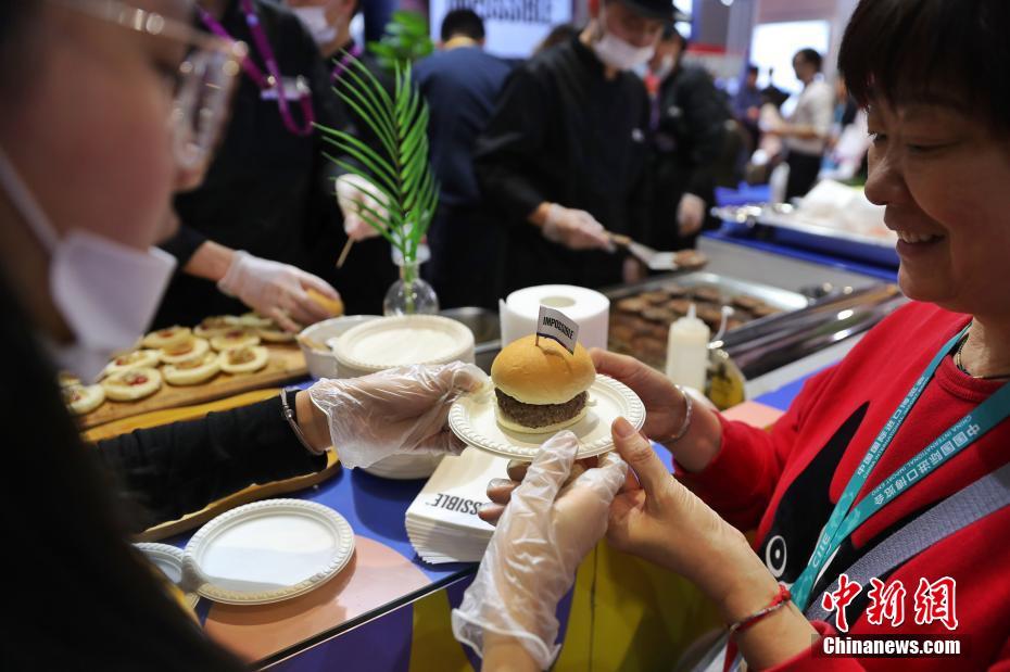 2ª CIIE: Sanduíche de carne artificial atrai visitantes