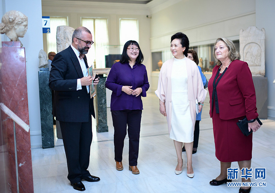 Primeira-dama da China Peng Liyuan visita Museu Benaki em Atenas