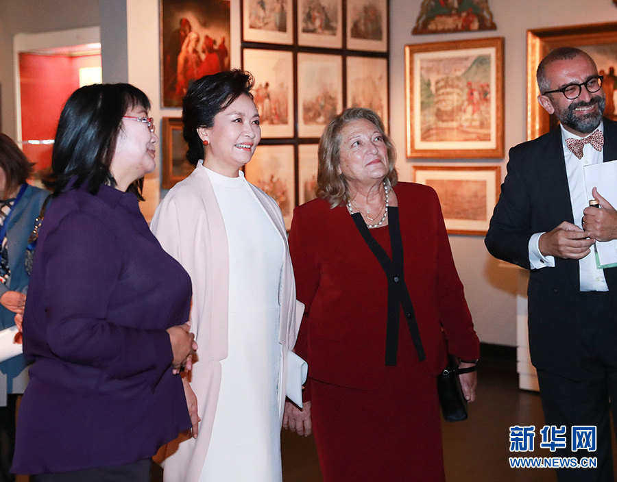 Primeira-dama da China Peng Liyuan visita Museu Benaki em Atenas