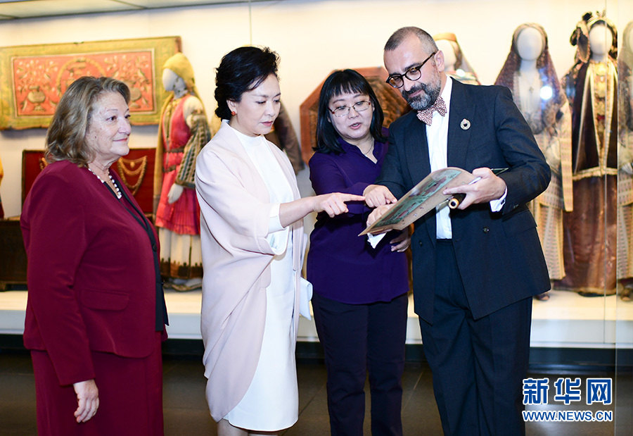 Primeira-dama da China Peng Liyuan visita Museu Benaki em Atenas