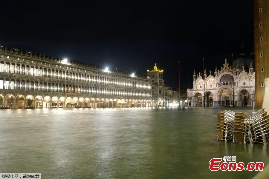 Veneza inundada por marés crescentes e chuva