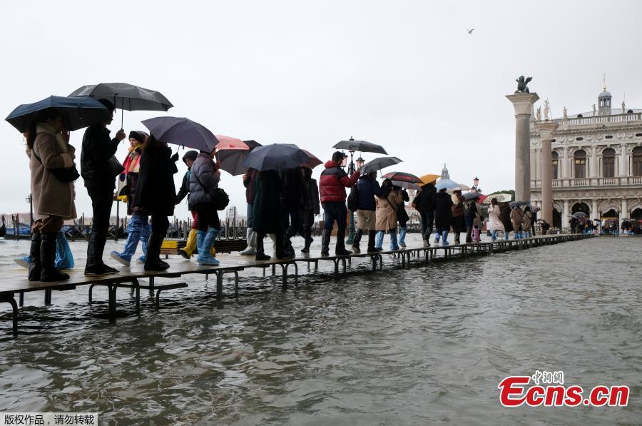 Veneza inundada por marés crescentes e chuva