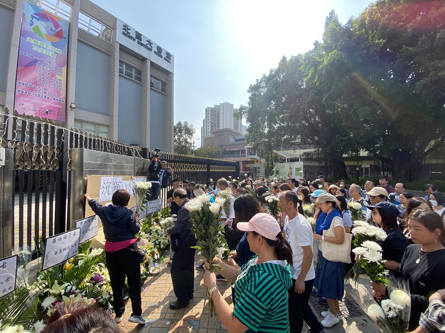 Residentes de Hong Kong pagam tributo a homem morto