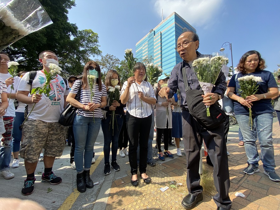 Residentes de Hong Kong pagam tributo a homem morto