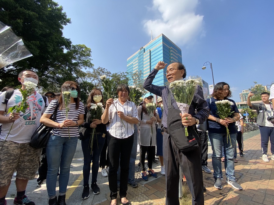 Residentes de Hong Kong pagam tributo a homem morto