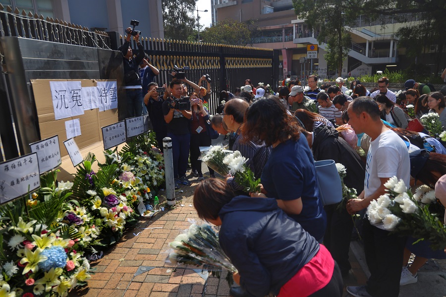 Residentes de Hong Kong pagam tributo a homem morto