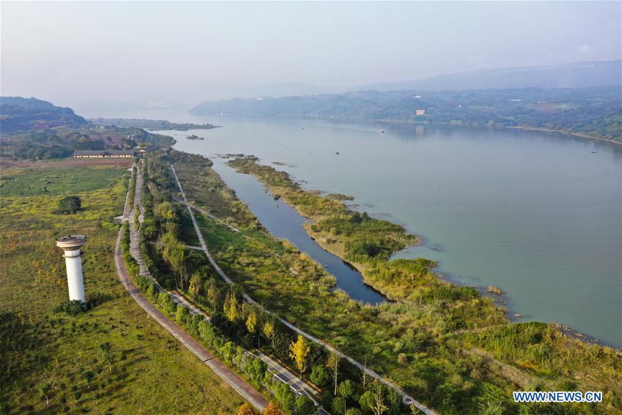 Cenário do início do inverno da ilha de Guangyang em Chongqing