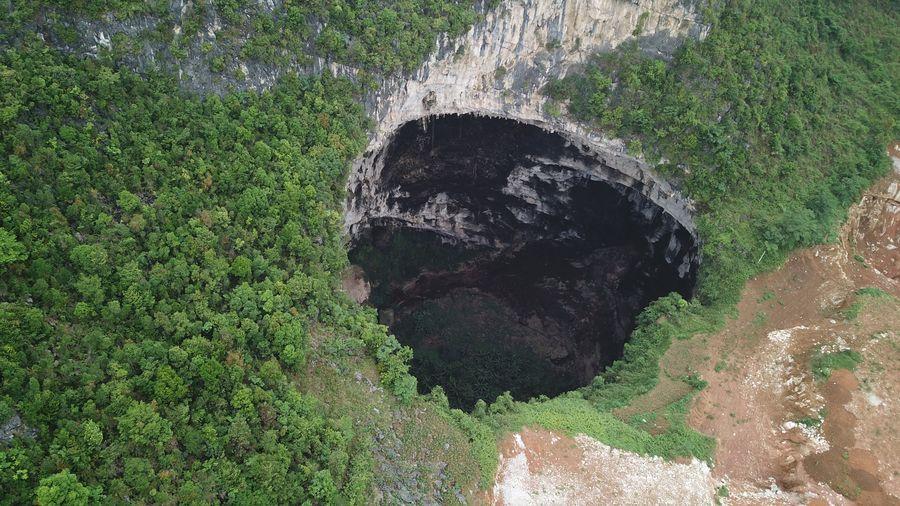 Cientistas descobrem buraco cárstico gigante na China