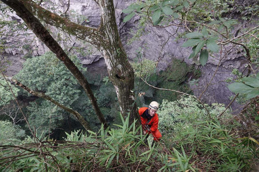 Cientistas descobrem buraco cárstico gigante na China