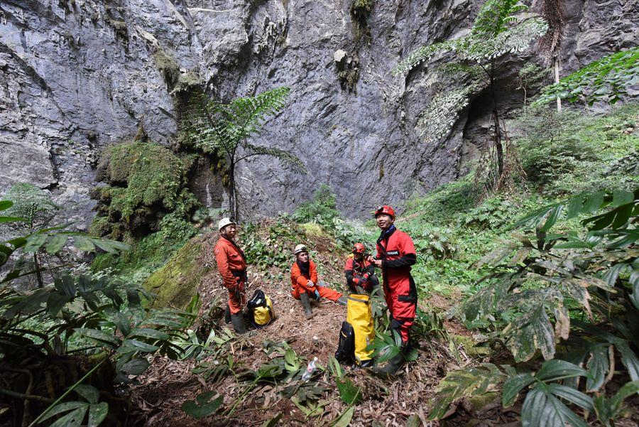 Cientistas descobrem buraco cárstico gigante na China