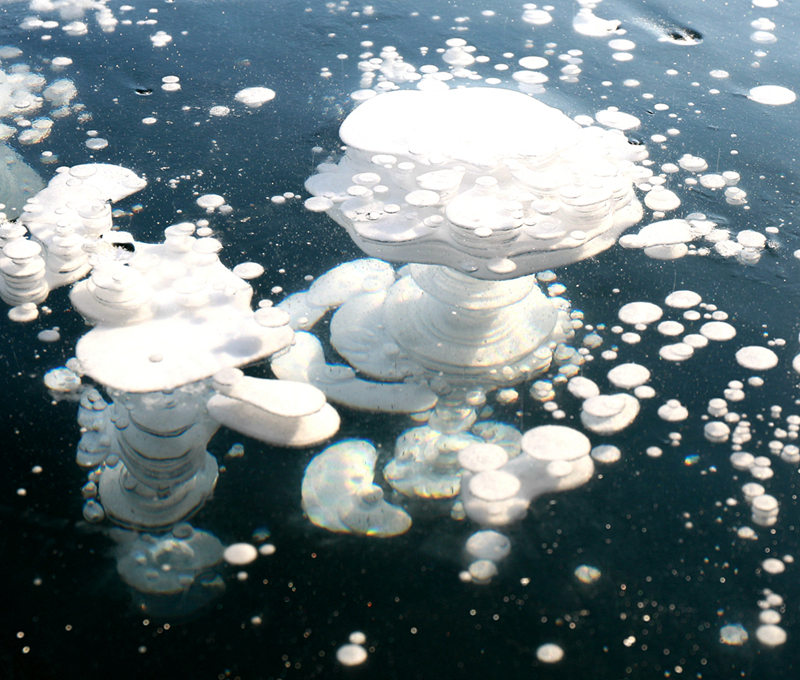 O lago congelado cria bolhas de gelo únicas