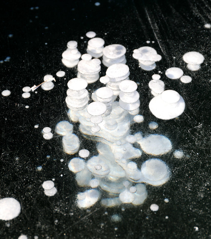 O lago congelado cria bolhas de gelo únicas