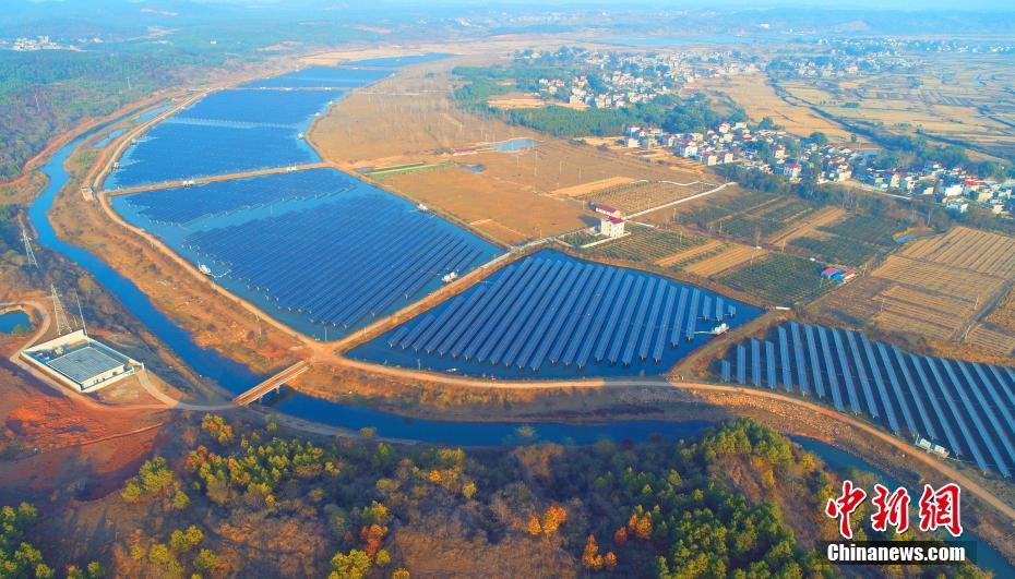 Insólito: Curso do rio abandonado na China transformado em usina de eletricidade fotovoltaica
 