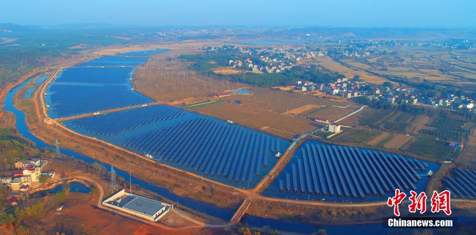 Insólito: Curso do rio abandonado na China transformado em usina de eletricidade fotovoltaica
 