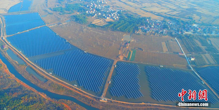 Insólito: Curso do rio abandonado na China transformado em usina de eletricidade fotovoltaica
 