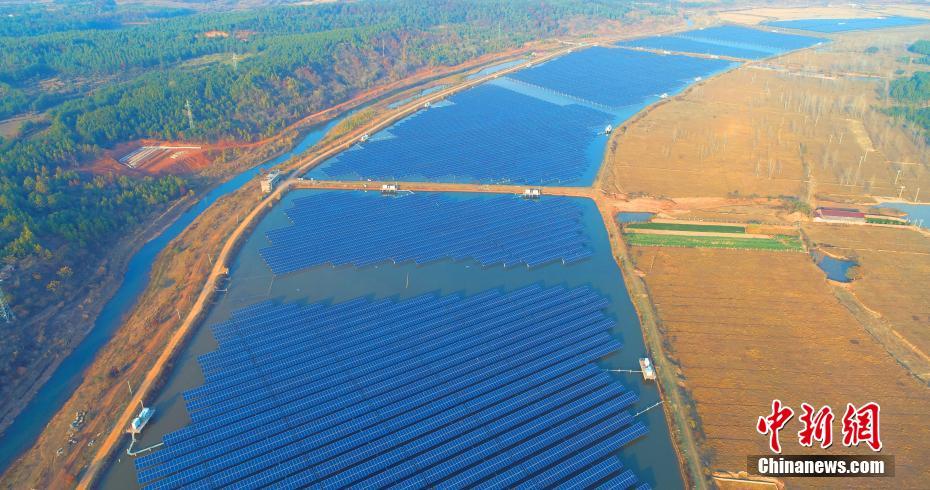 Insólito: Curso do rio abandonado na China transformado em usina de eletricidade fotovoltaica
 