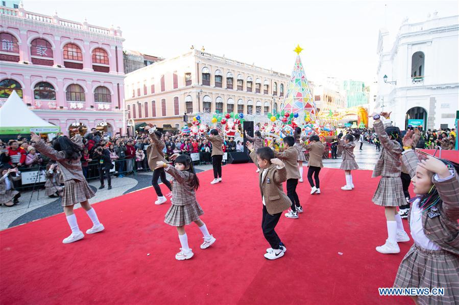 Desfile realizado para celebrar 20º aniversário do retorno de Macau à China