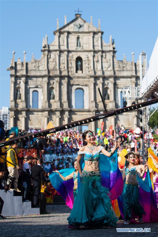 Desfile realizado para celebrar 20º aniversário do retorno de Macau à China