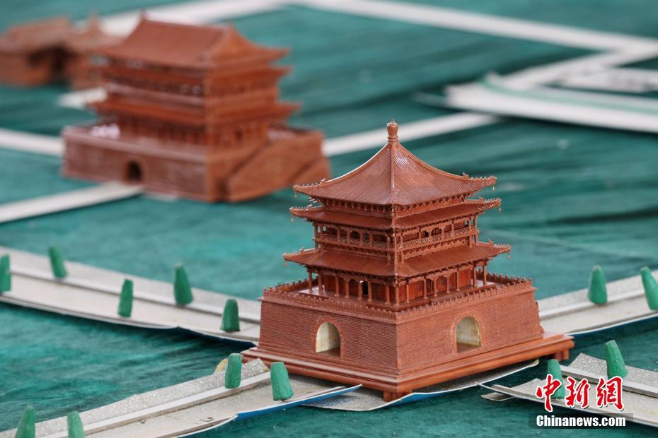 Carpinteiro aposentado constrói miniatura da cidade de Xi’an