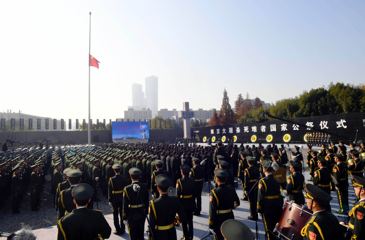 China iça bandeira a meia haste em memória das vítimas do Massacre de Nanjing