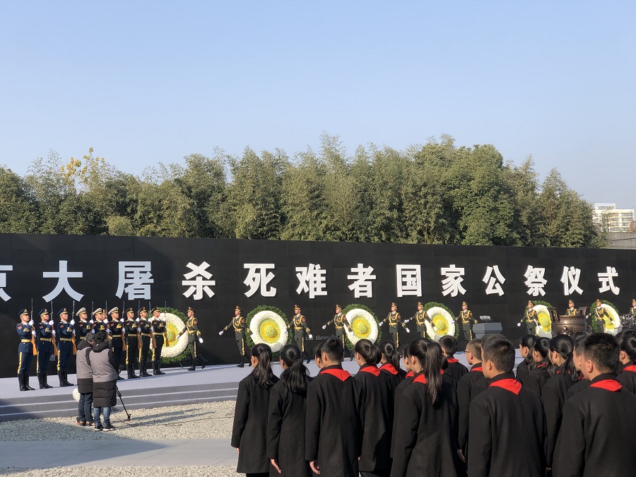 China iça bandeira a meia haste em memória das vítimas do Massacre de Nanjing