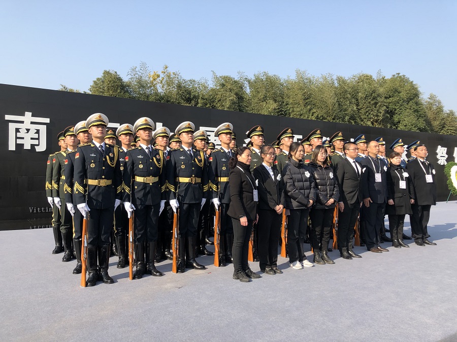 China iça bandeira a meia haste em memória das vítimas do Massacre de Nanjing