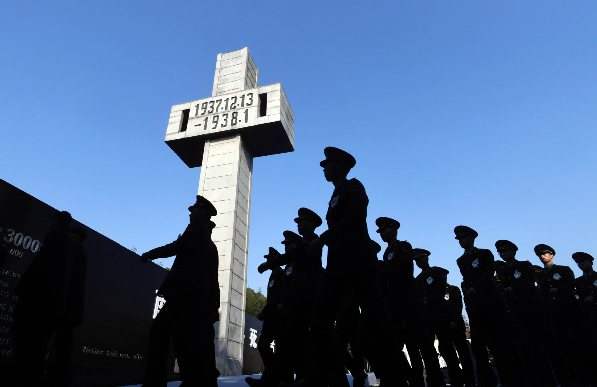 China iça bandeira a meia haste em memória das vítimas do Massacre de Nanjing