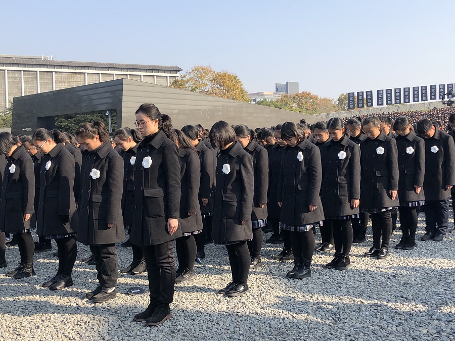 China iça bandeira a meia haste em memória das vítimas do Massacre de Nanjing