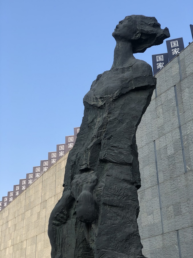 China iça bandeira a meia haste em memória das vítimas do Massacre de Nanjing