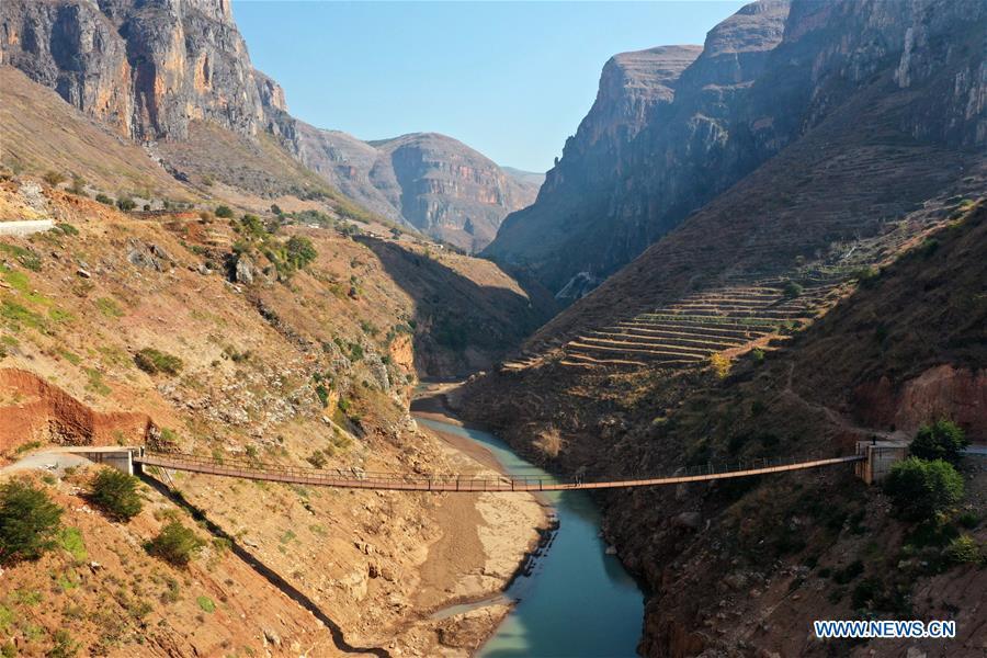 Governo local substitui teleférico por ponte sobre rio Niulan