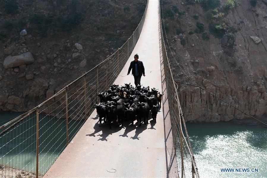 Governo local substitui teleférico por ponte sobre rio Niulan