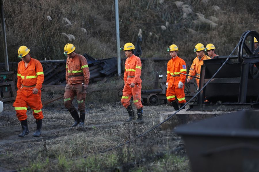 Número de mortos aumenta para 16 em explosão de carvão e gás no sudoeste da China