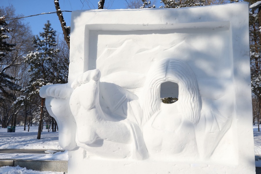 Exposição de esculturas de neve aberta ao público em Harbin