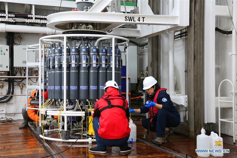 36ª Equipe de expedição antártica da China trabalham a bordo do quebra-gelo Xuelong 2