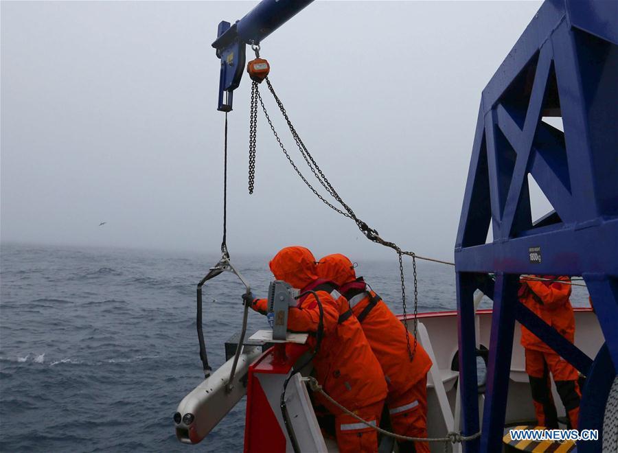 36ª Equipe de expedição antártica da China trabalham a bordo do quebra-gelo Xuelong 2