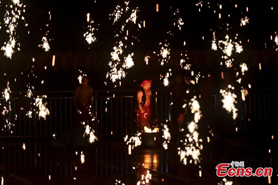 Festival de lanternas com chuva de faíscas realizado em Changsha