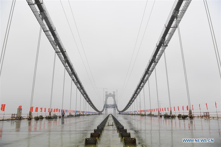 Primeira ponte suspensa com autoestrada e ferrovia da China termina primeira fase de construção