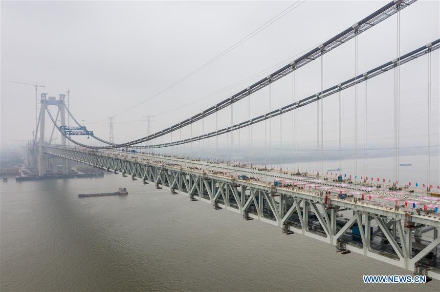 Primeira ponte suspensa com autoestrada e ferrovia da China termina primeira fase de construção