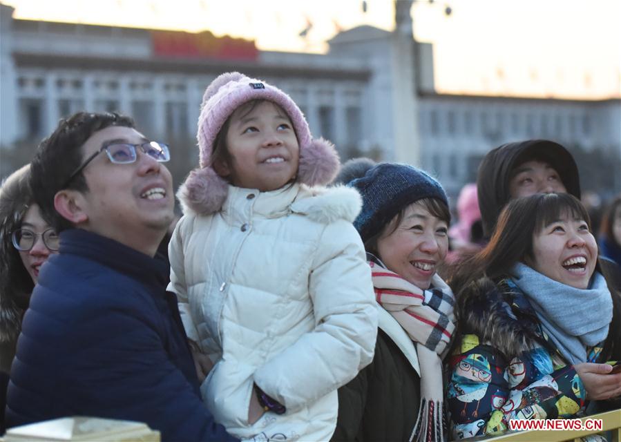 Cerimônia de hasteamento de bandeira nacional realizada na Praça de Tian’anmen