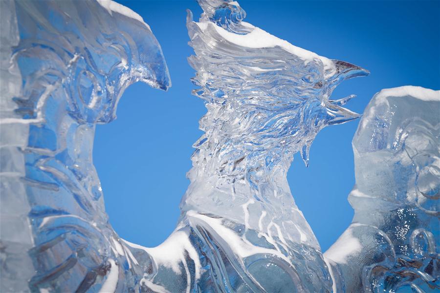 Esculturas de gelo instaladas como adornos em Harbin