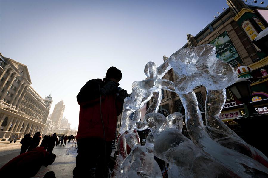 Esculturas de gelo instaladas como adornos em Harbin